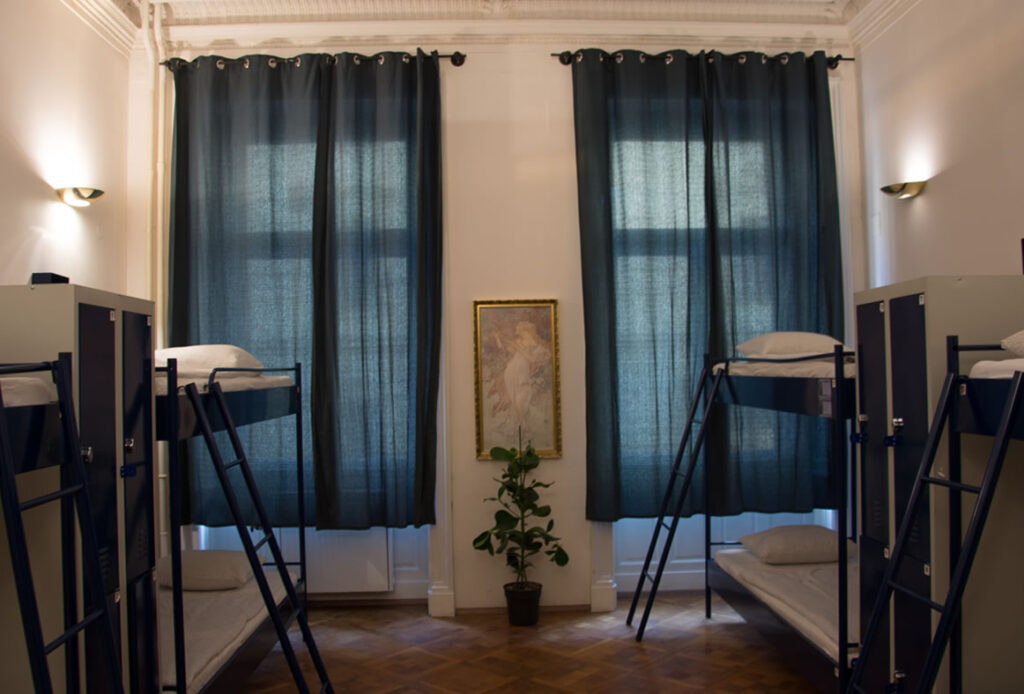 Pokoj s osmi lůžky — patrové postele