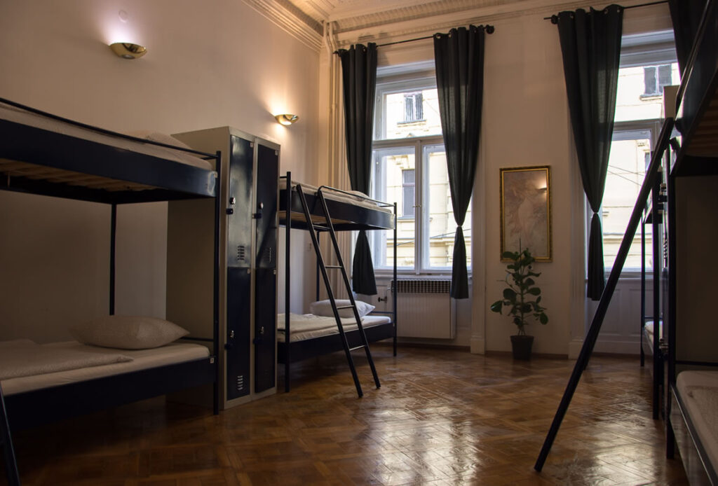 Pokoj s osmi lůžky — společný prostor