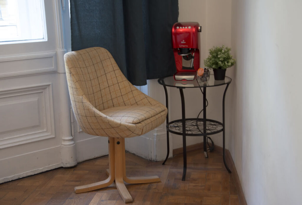 Dvoulůžkový pokoj s balkonem — interiér